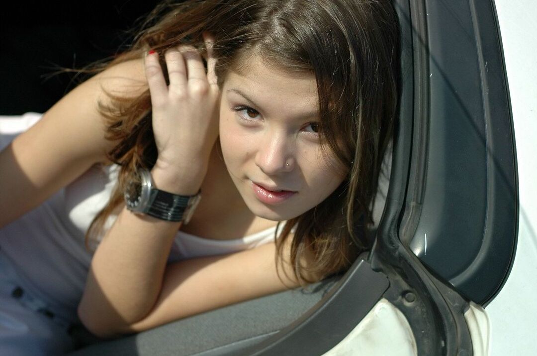 15P Charmante jeune fille montre ses sous-vêtements après avoir découvert ses petits seins