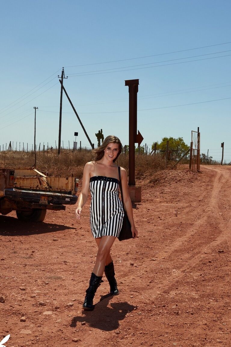 17P A adorável gata alemã Nina Zwick mostra seios incríveis e bunda doce no deserto