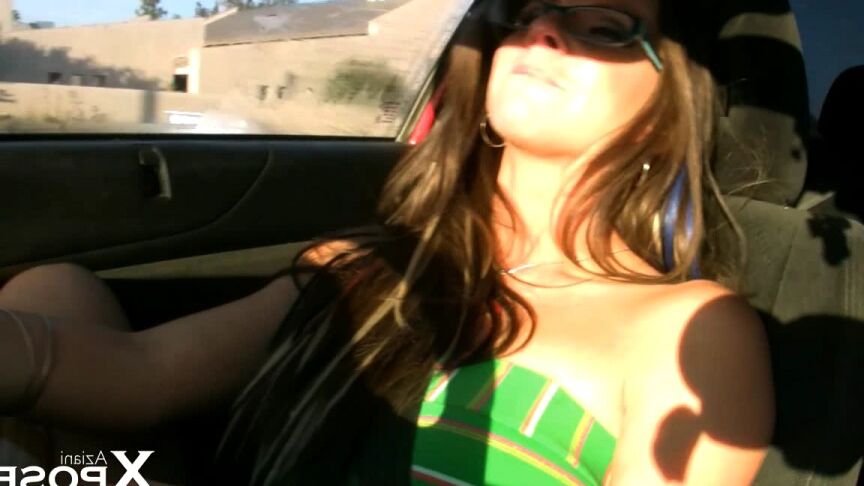 15P La cachonda Rachel Roxxx se mete un consolador en el coño mientras conduce con gafas