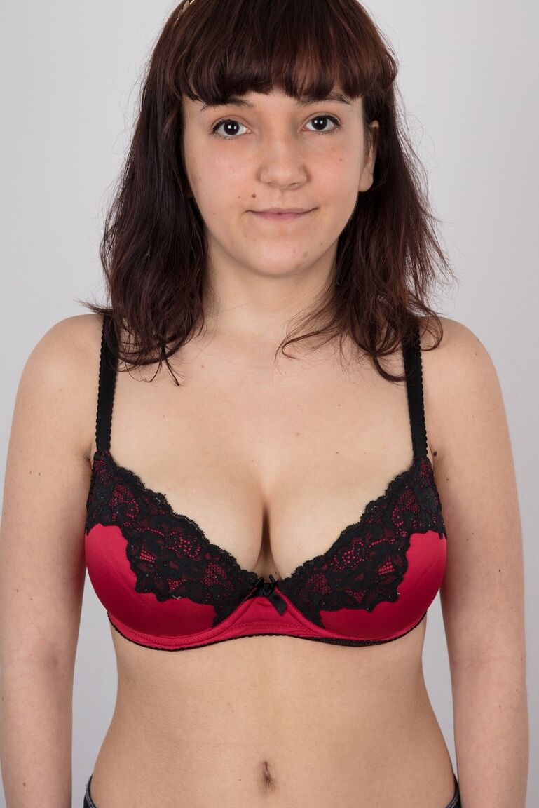 20P Garota amadora fica tão nua quanto no dia em que nasceu em sua estreia como modelo