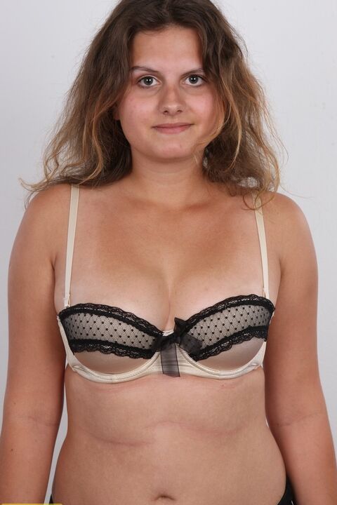 20P Amateurmädchen Pavla zieht sich für eine Nahaufnahme ihrer Vagina nackt aus