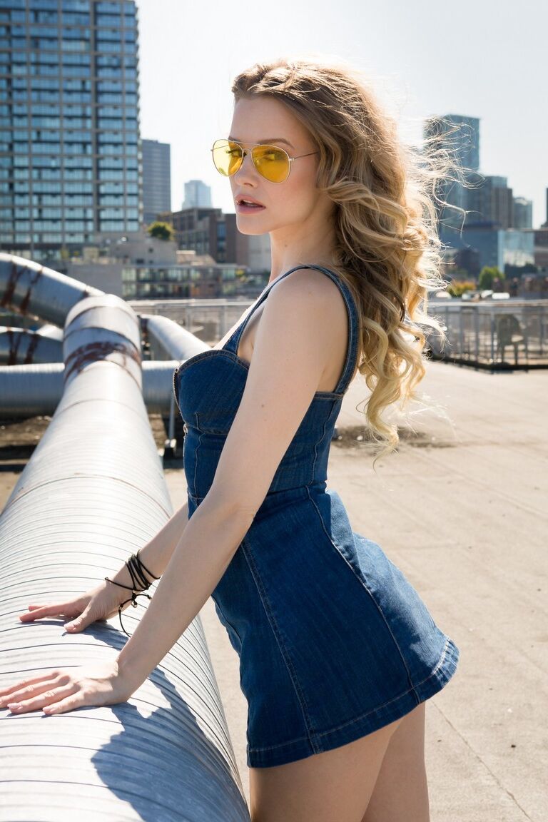 17P La blonde à lunettes Olivia Preston montre ses seins naturels en extérieur