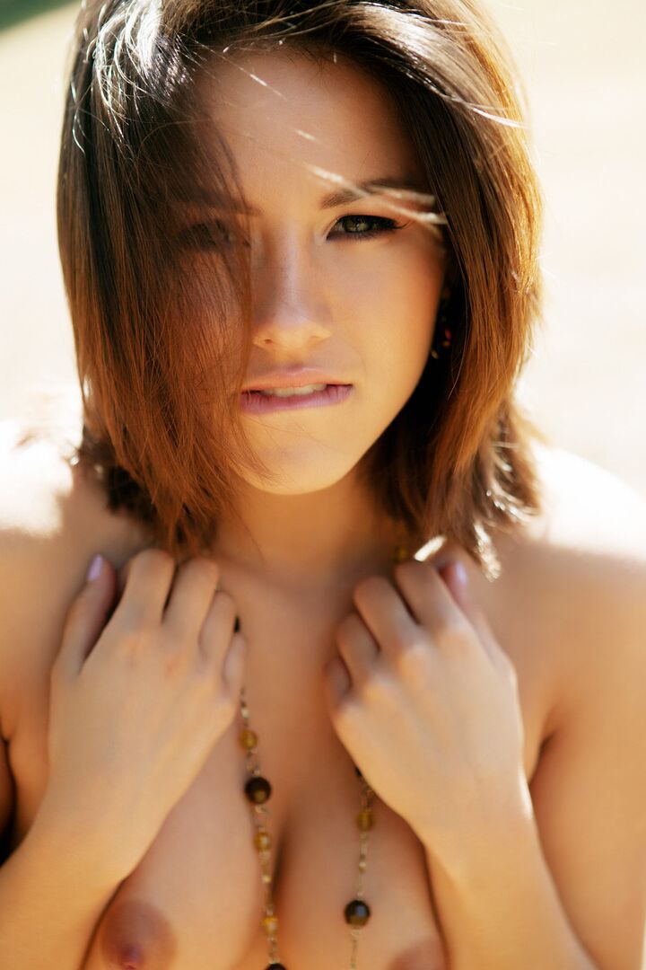 17P A modelo Centerfold Shyla Jennings fica nua com botas de cowgirl enquanto está em um campo