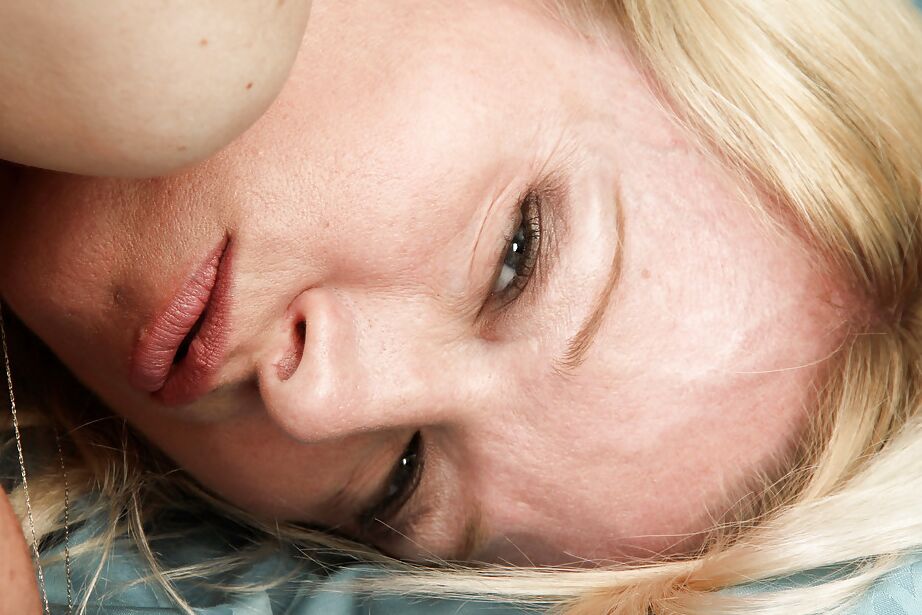 16P Jillian Jacobs, amatrice blonde pieds nus, se fait lécher la chatte poilue.