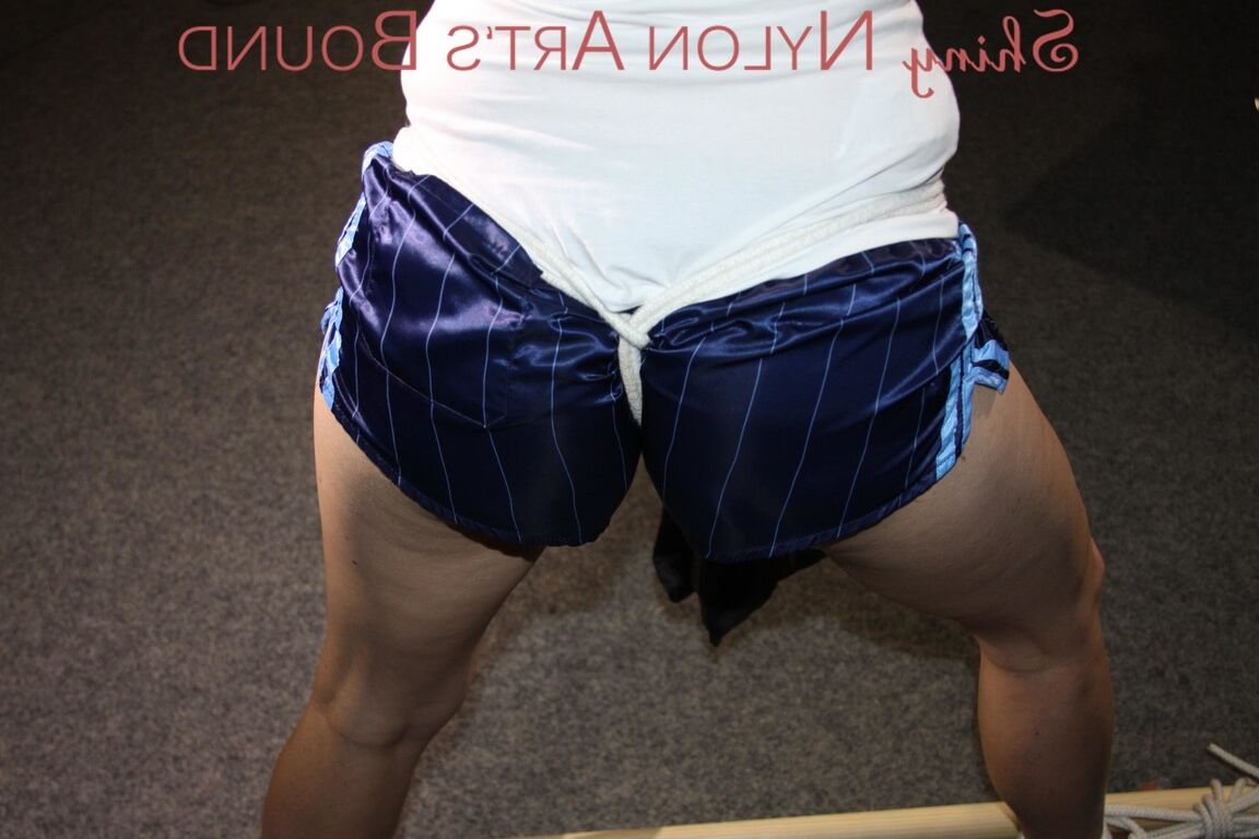 16P Sonja vestindo um short sexy de náilon azul brilhante da velha escola e uma blusa branca sendo