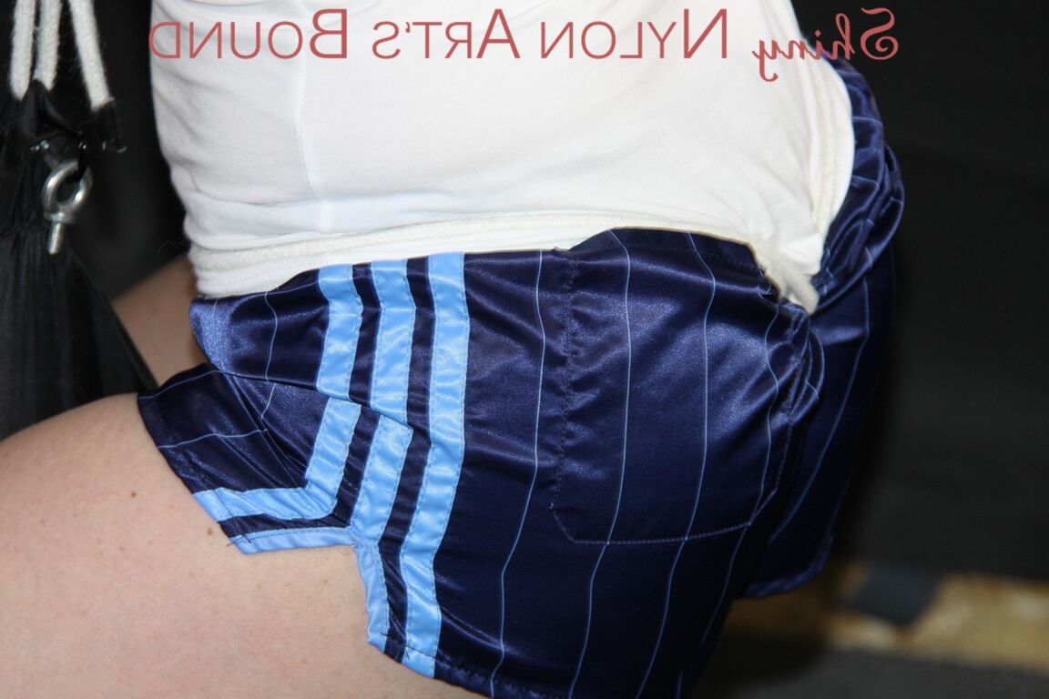 16P Sonja vestindo um short sexy de náilon azul brilhante da velha escola e uma blusa branca sendo