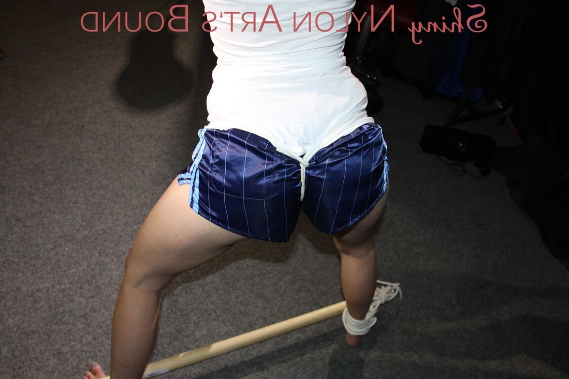 16P Sonja vestindo um short sexy de náilon azul brilhante da velha escola e uma blusa branca sendo