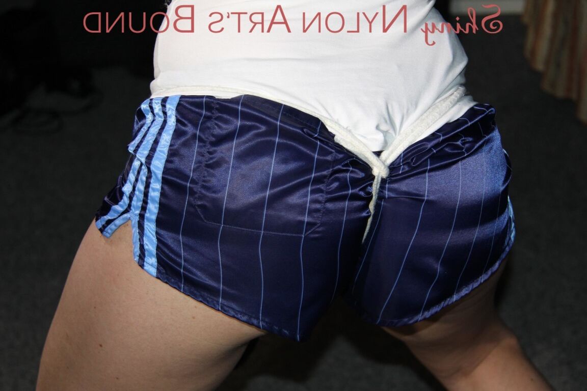 16P Sonja vestindo um short sexy de náilon azul brilhante da velha escola e uma blusa branca sendo