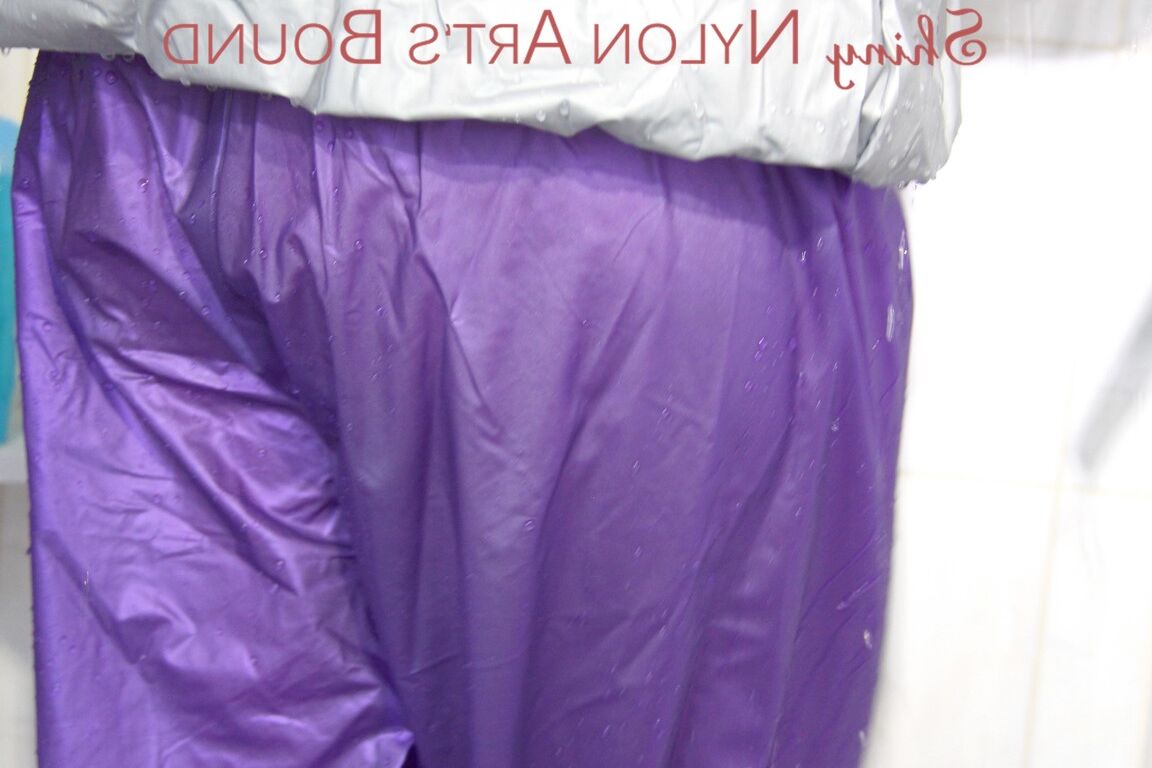 16P Mara atada, amordazada y encapuchada en una ducha vistiendo una sexy ropa impermeable gris violeta