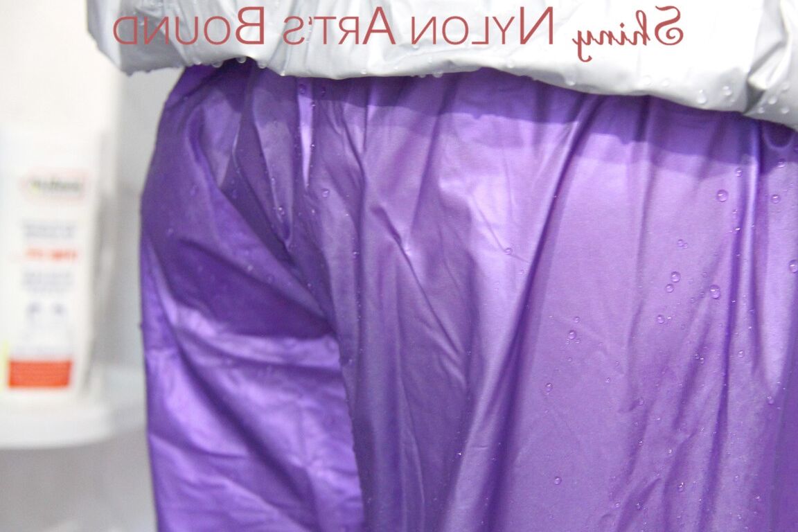 16P Mara atada, amordazada y encapuchada en una ducha vistiendo una sexy ropa impermeable gris violeta