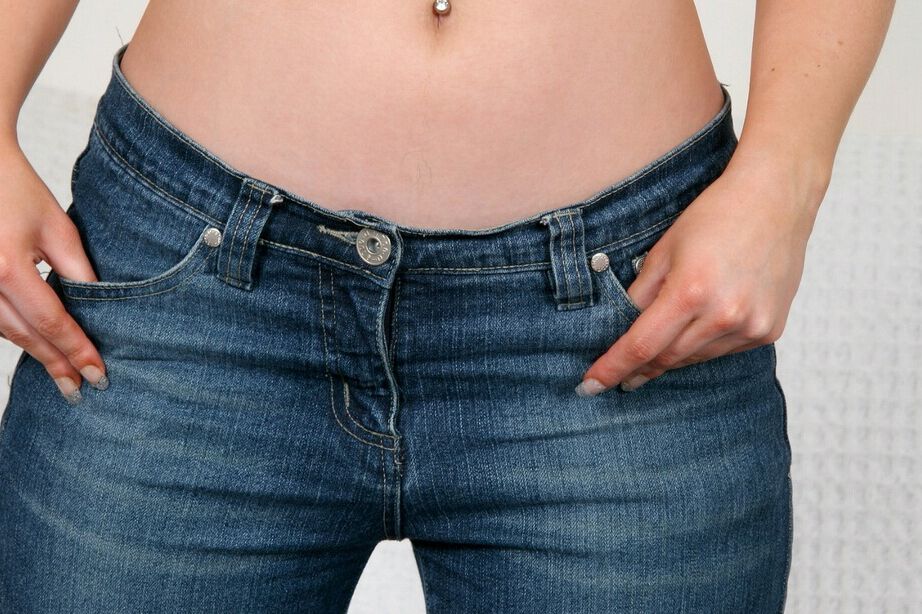 16P Bosomy blonde en jeans se déshabille et expose sa chatte rose