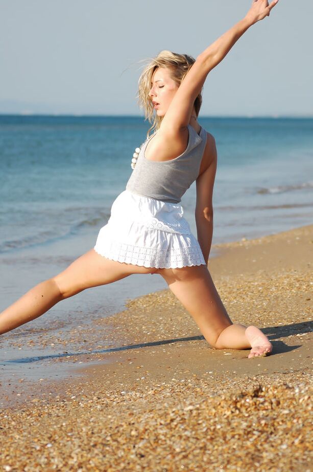 16P 18 year old blonde Nika gets totally naked while standing in the ocean