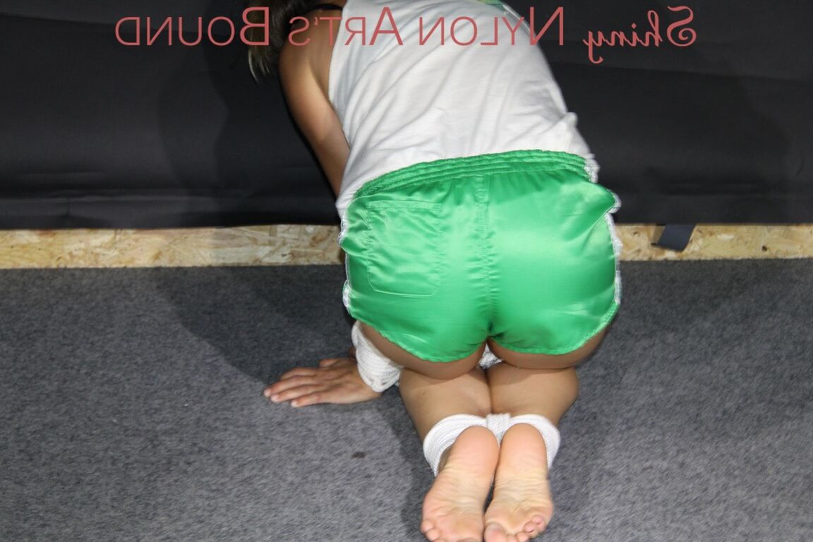 16P Assistindo a sexy Sandra vestindo um sexy short verde e uma blusa branca sendo amarrada