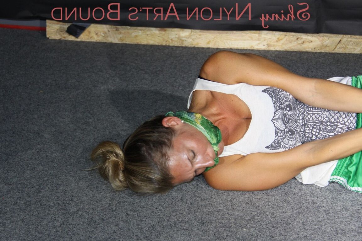 16P Assistindo a sexy Sandra vestindo um sexy short verde e uma blusa branca sendo amarrada