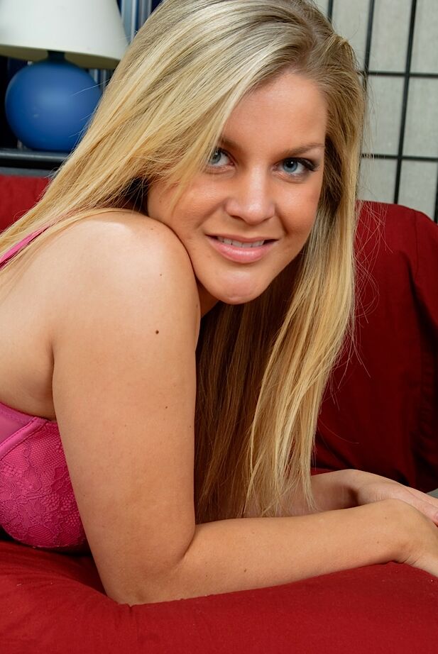 16P La ambiciosa jovencita rubia Taylor Vaughn hace una aparición amateur