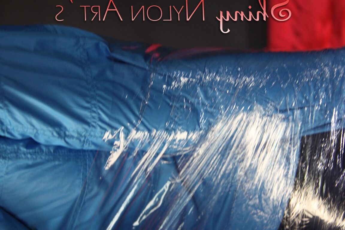 16P Наблюдаю, как сексуальная Пиа снимается в сексуальном синем блестящем нейлоне