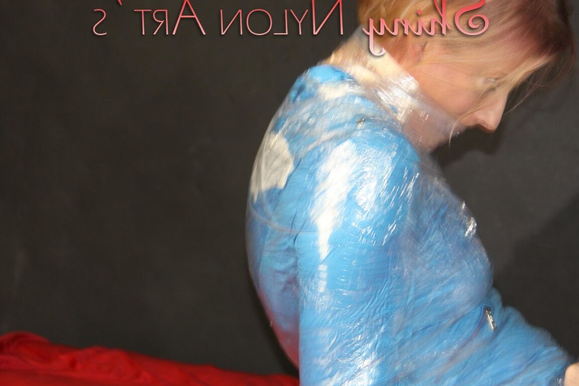 16P Наблюдаю, как сексуальная Пиа снимается в сексуальном синем блестящем нейлоне