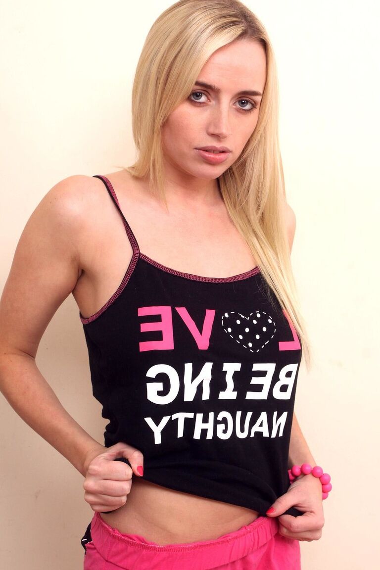 21P La atractiva joven rubia Holly muestra sus grandes tetas