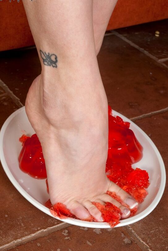 16P La blonde nue Kelly Fox écrase la gelée avec ses pieds nus