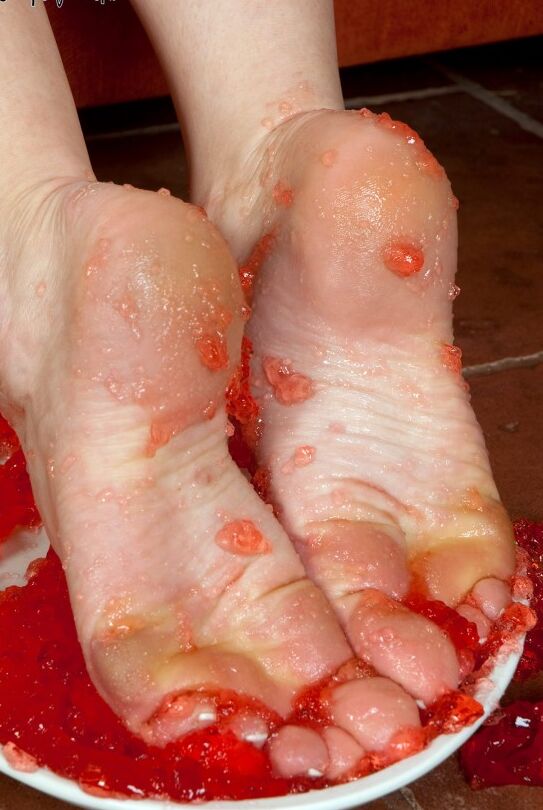 16P La blonde nue Kelly Fox écrase la gelée avec ses pieds nus