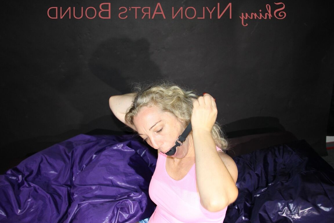 16P セクシーな青い光沢のあるナイロン ショート パンツとピンクの T シャツのネクタイを着ているソフィーを鑑賞
