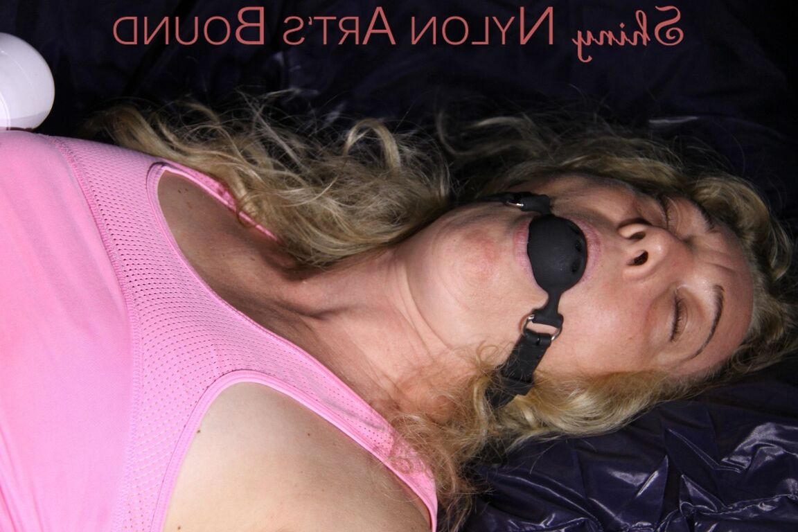 16P セクシーな青い光沢のあるナイロン ショート パンツとピンクの T シャツのネクタイを着ているソフィーを鑑賞