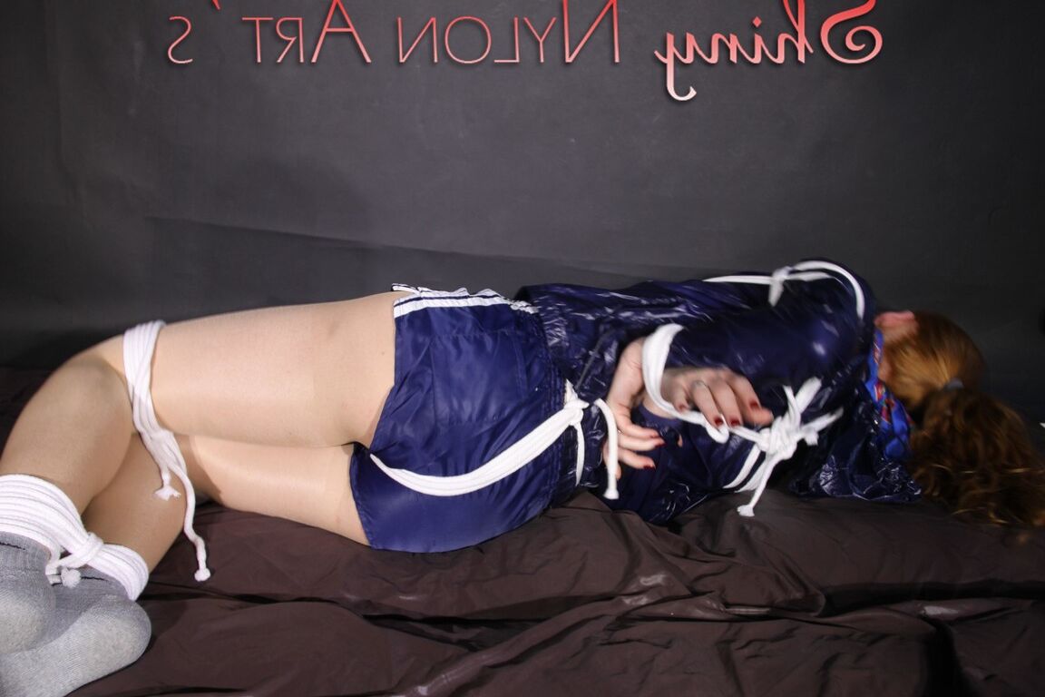 16P RONJA siendo atada y amordazada en un sofá con cuerdas y una mordaza de tela luciendo un sexy