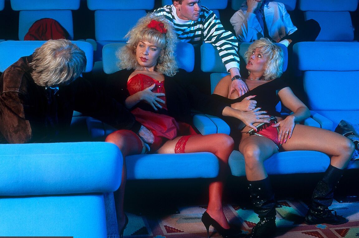 16P Duas loiras trepam com um monte de caras enquanto assistem pornografia no cinema adulto