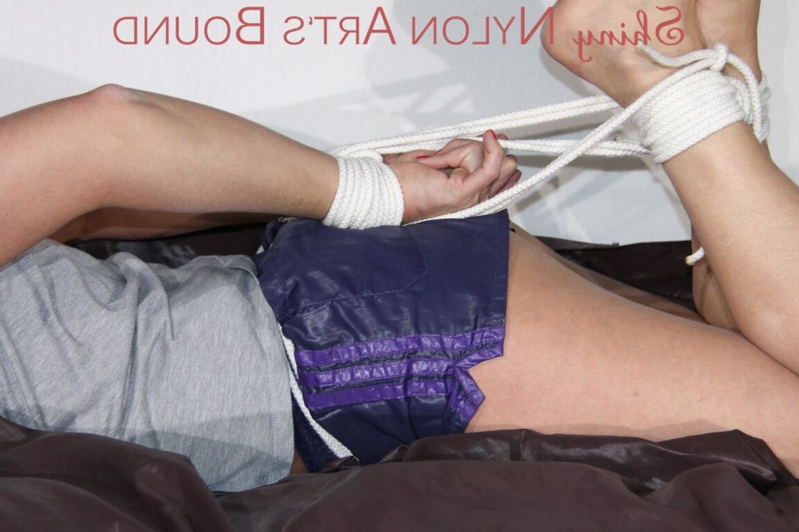 16P Наблюдаю, как Пию связывают и кляпом во рту сидят на диване в сексуальных блестящих нейлоновых шортах