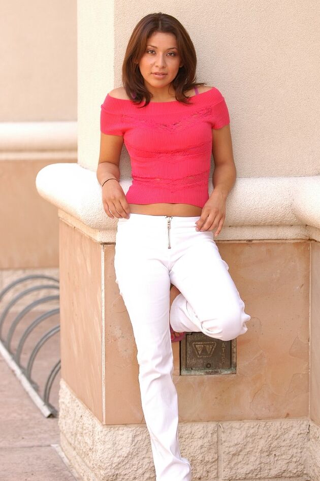 21P Deliciosa gata Sophia mostra seus peitos, buceta