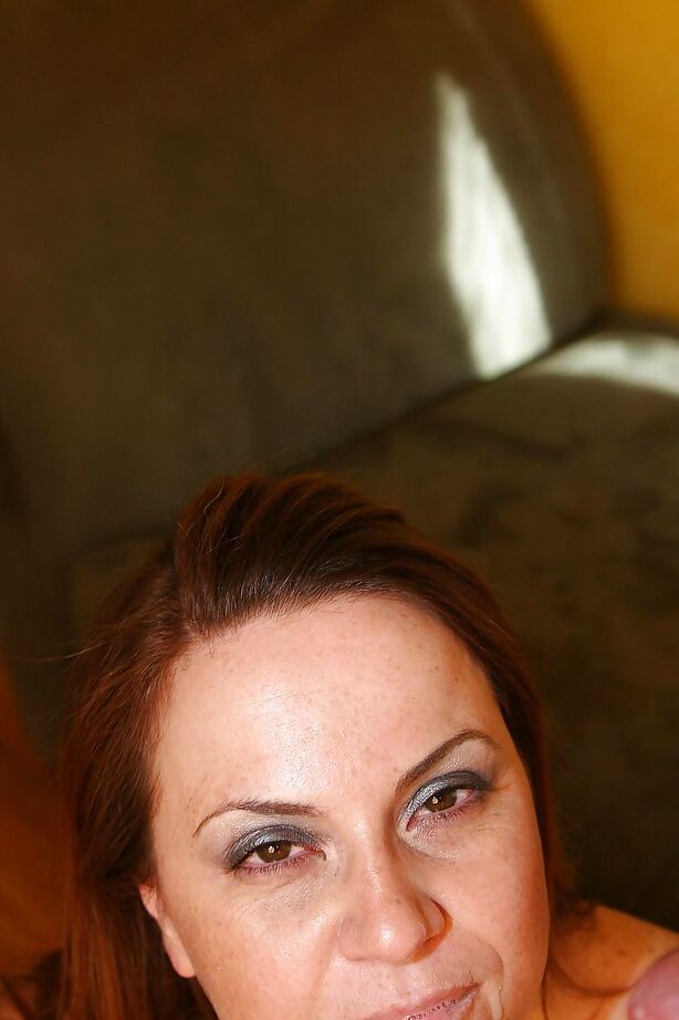 16P Lusty ruiva MILF dá uma chupada e é pega por uma gozada facial