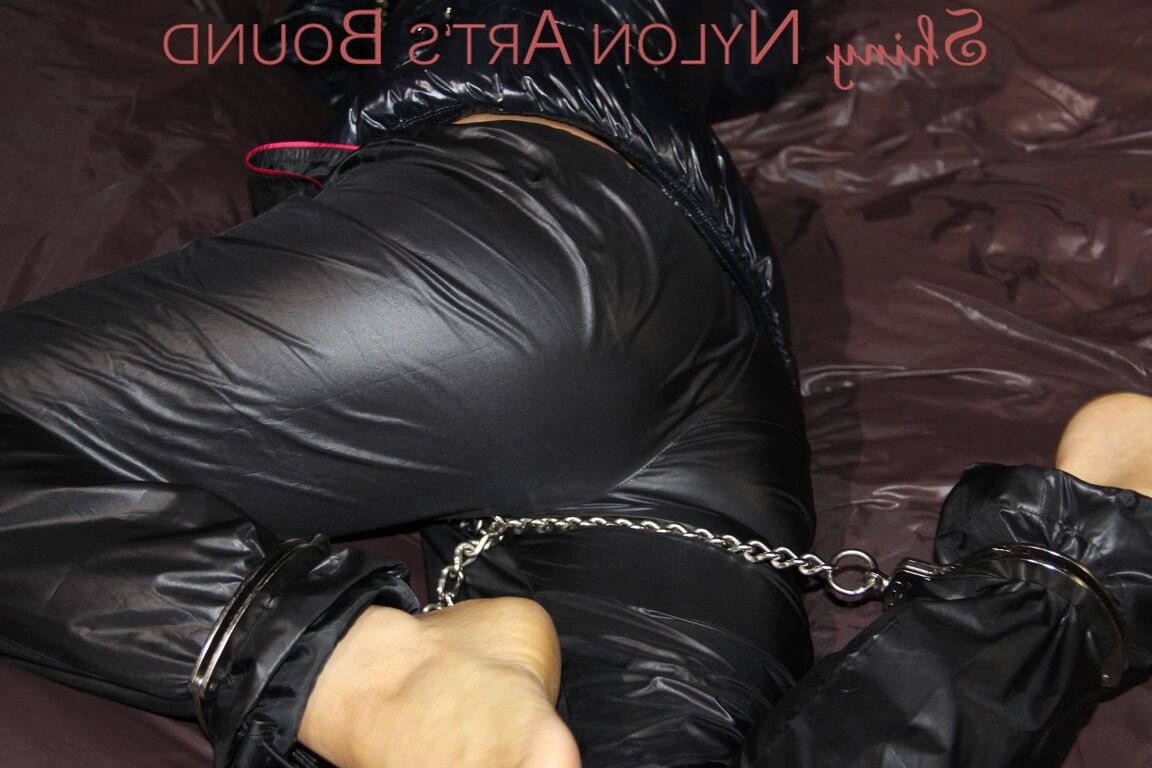 16P Сексуальная Сандра в сексуальных блестящих черных дождевых штанах и сексуальном черном пуховике.