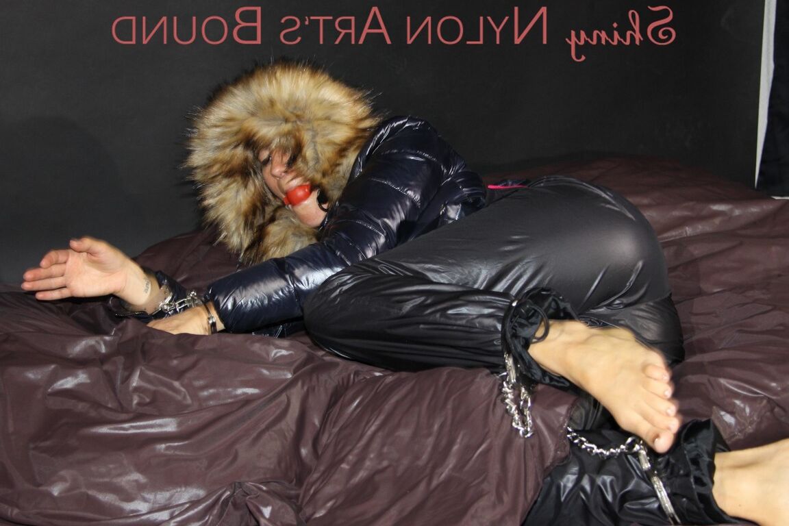 16P Сексуальная Сандра в сексуальных блестящих черных дождевых штанах и сексуальном черном пуховике.