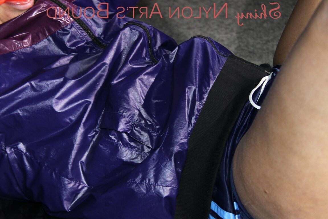 16P Assistindo a sexy Pia vestindo um sexy short de náilon azul oldschool brilhante e uma chuva