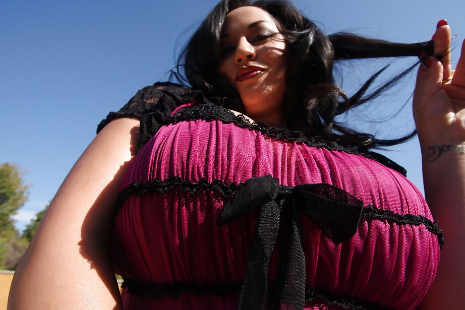 16P La hermosa MILF Julia Juggs muestra sus enormes tetas al aire libre