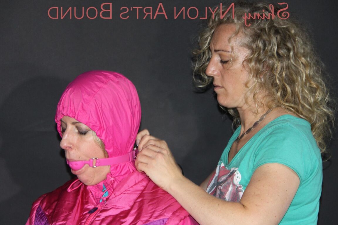 16P Наблюдаю, как Пию связывают и затыкают рот скотчем и тканевым кляпом в парикмахерской