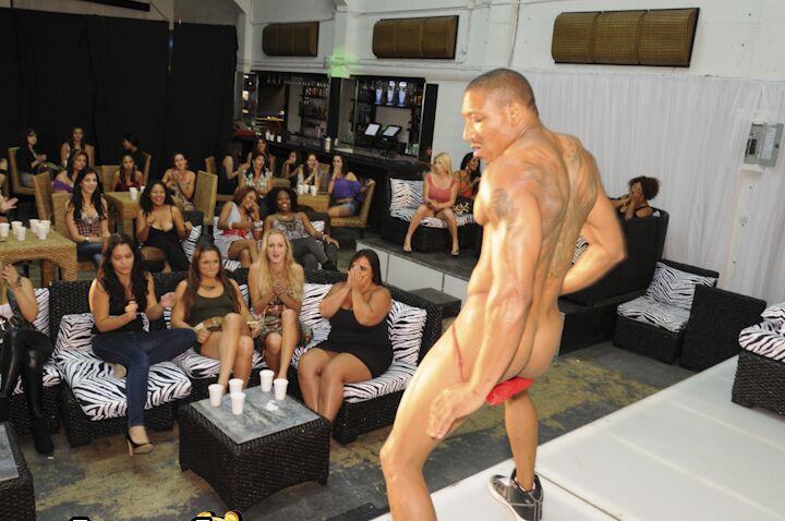 16P Garotas fodíveis chupando um pau preto duro na festa de sexo selvagem