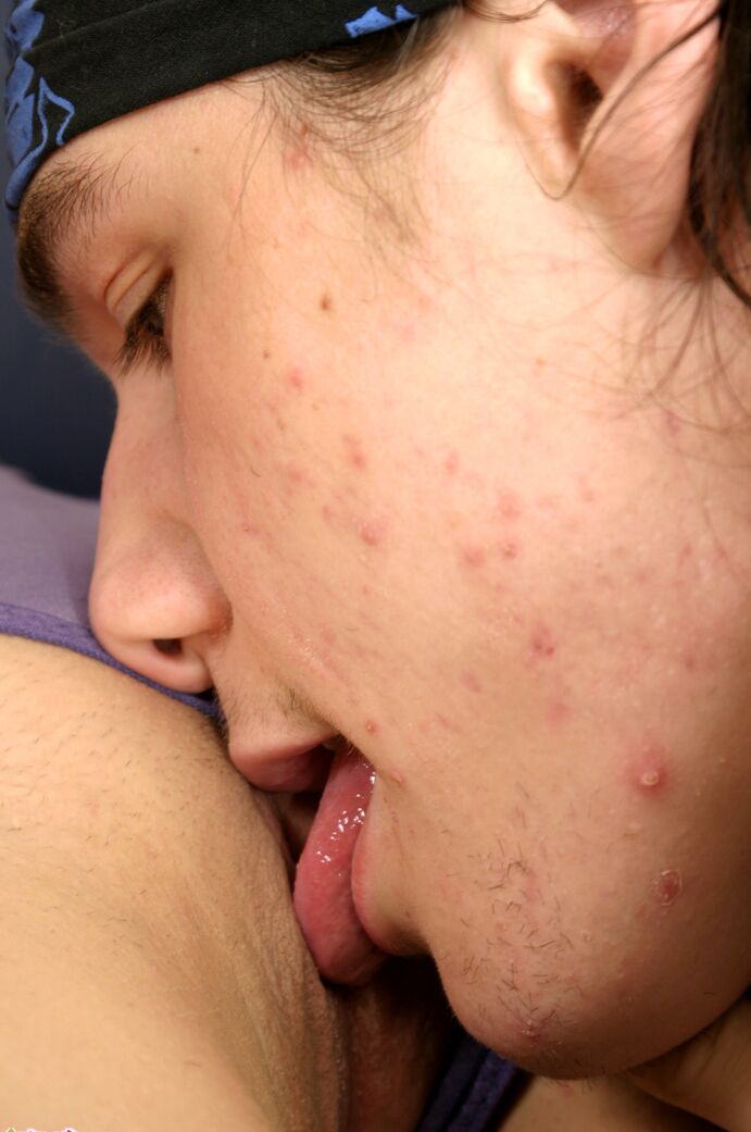 20P Vollbusiger blonder Teenager und ihr Freund tauschen vor einem harten Fick Oralsex aus