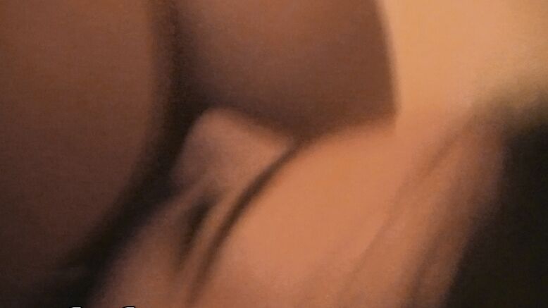 16P セクシーな体のフォクシー女子学生が寮の部屋でワイルドなグループセックスに夢中