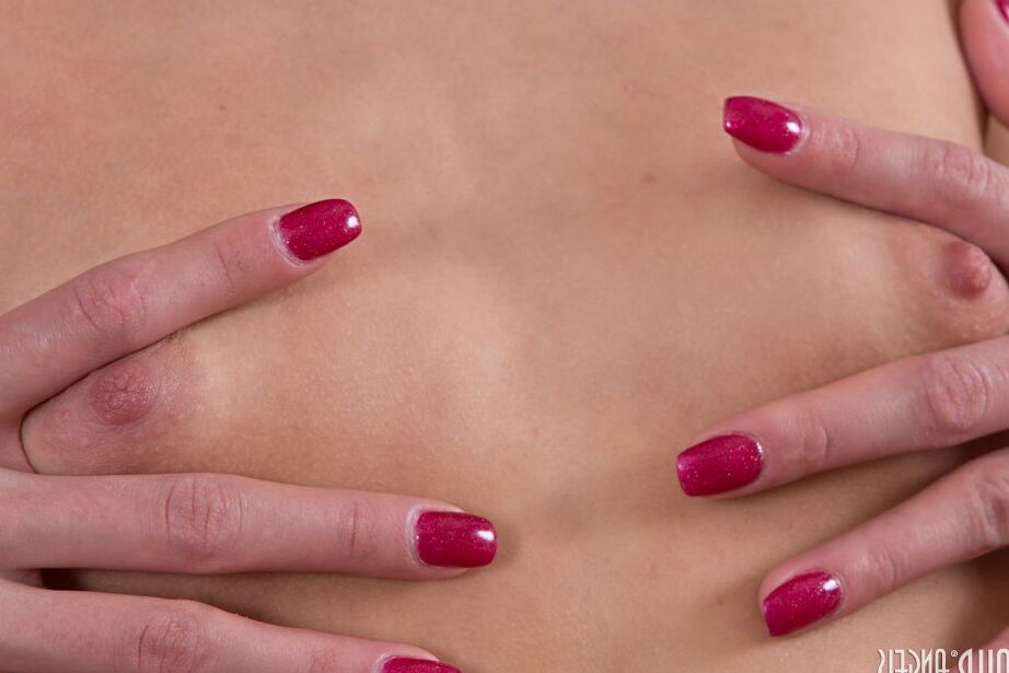 20P Adolescente morena sexy abre sus largas piernas para mostrar su chocho recortado