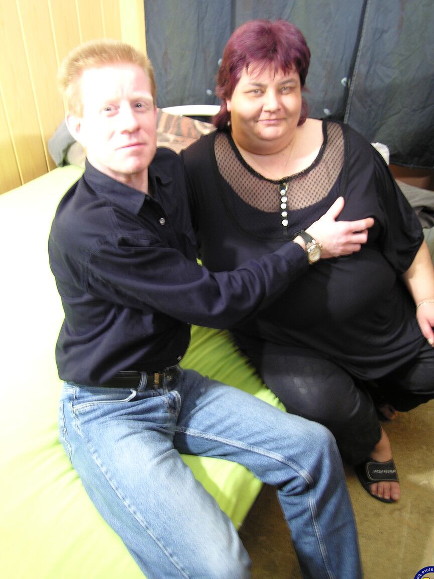 21P Amateur BBW Margreet le hace una mamada a un rubio flaco y disfruta del sexo a lo perrito