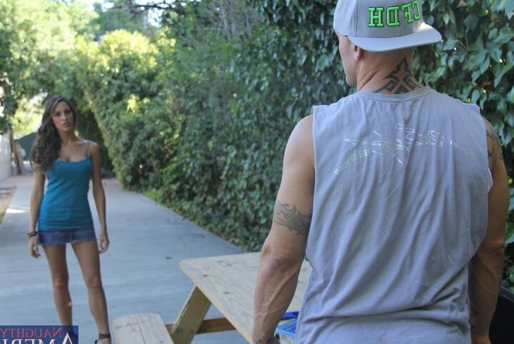 12P La sexy morena Kortney Kane se folla al mejor amigo de su marido cerca de los setos