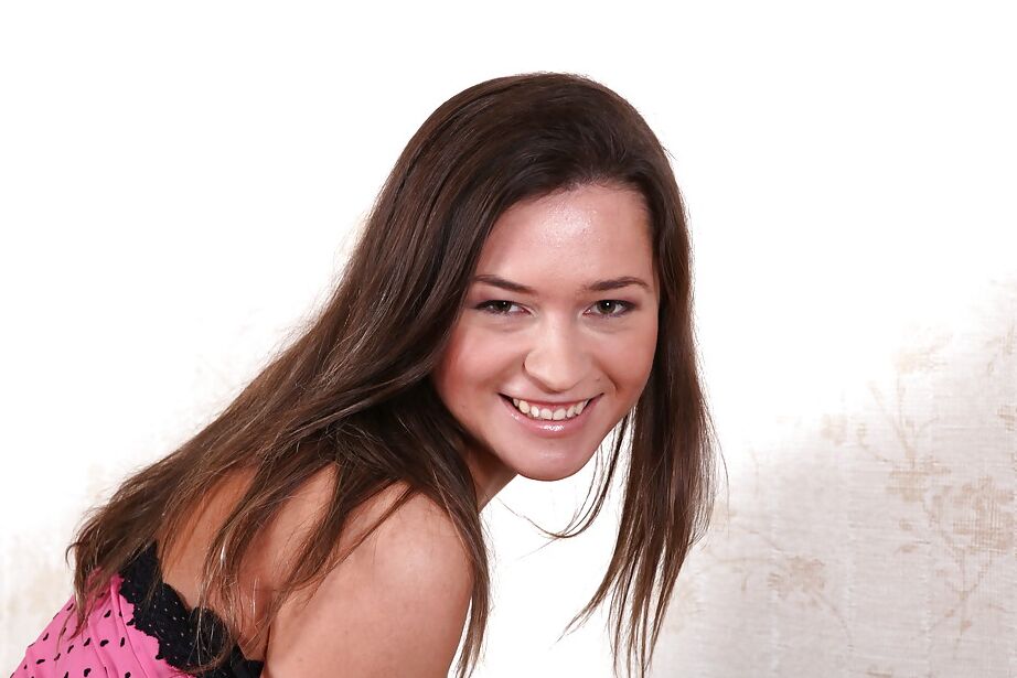 16P Linda adolescente morena Beth XXL curvando-se e espalhando sua buceta gostosa