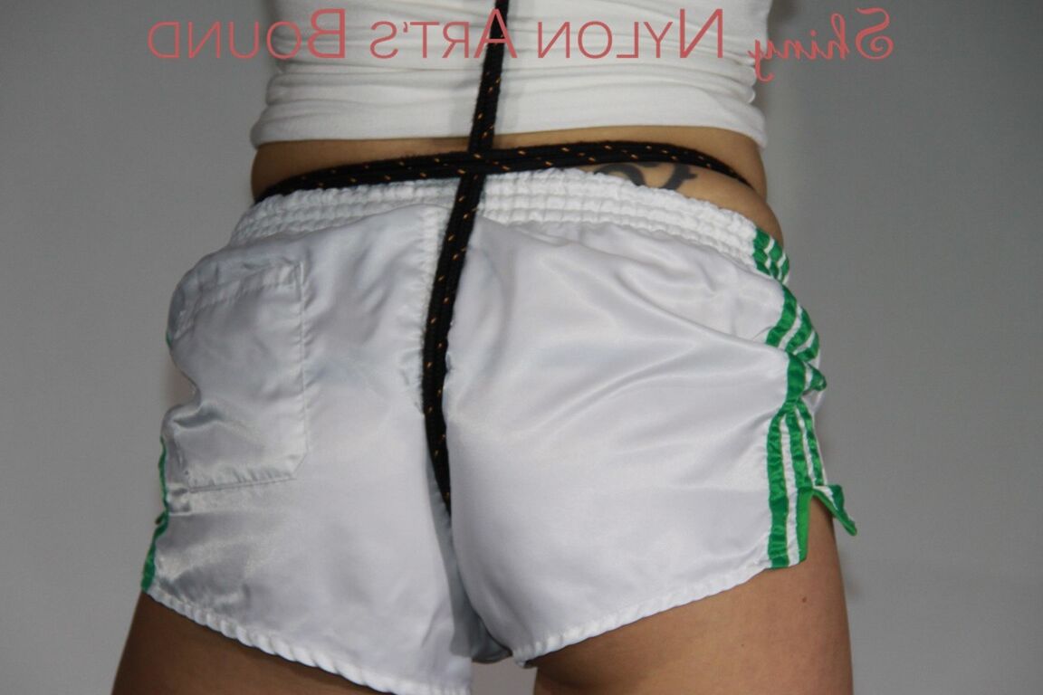 16P Beobachtet, wie Sandra über dem Kopf mit einer Stange zwischen den Beinen gefesselt und geknebelt wird