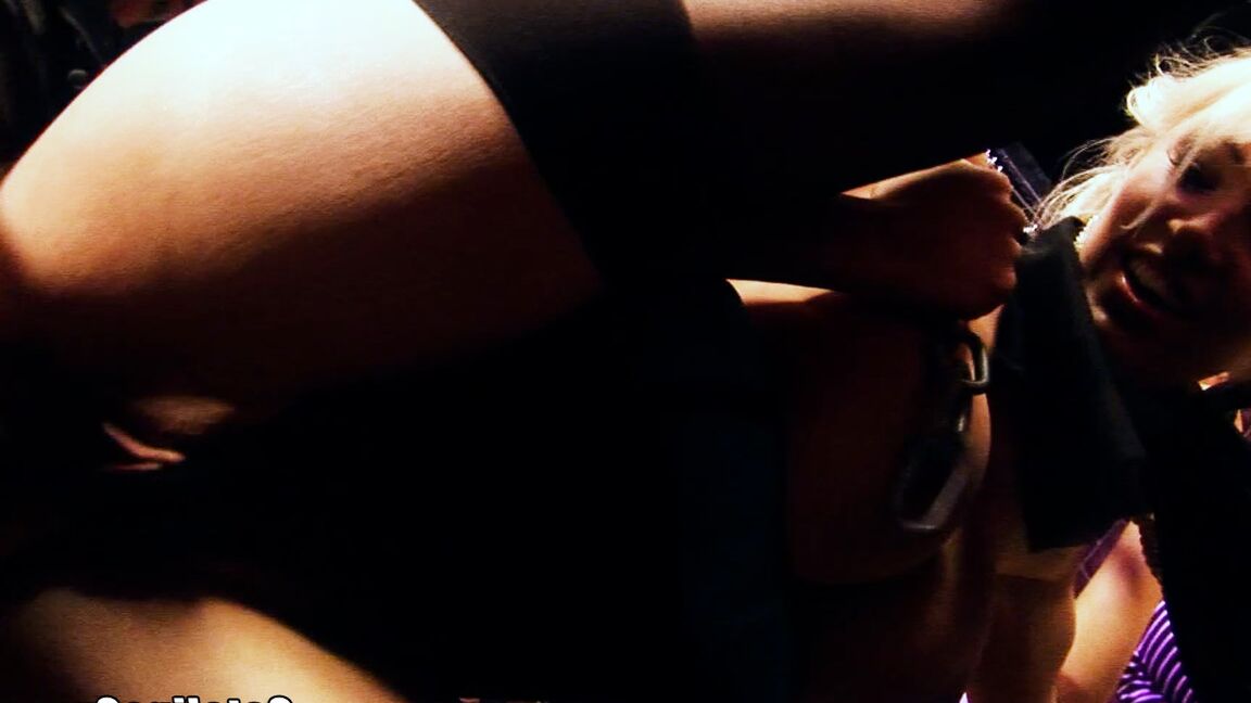 21P Les blondes sexy Stephanie Lahay et Cassie Young partagent deux érections en bas