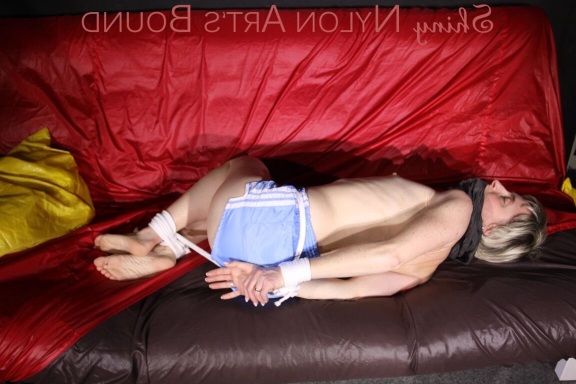 16P Regarder Sonja sexy portant SEULEMENT un nylon brillant bleu clair supersexy oldschool