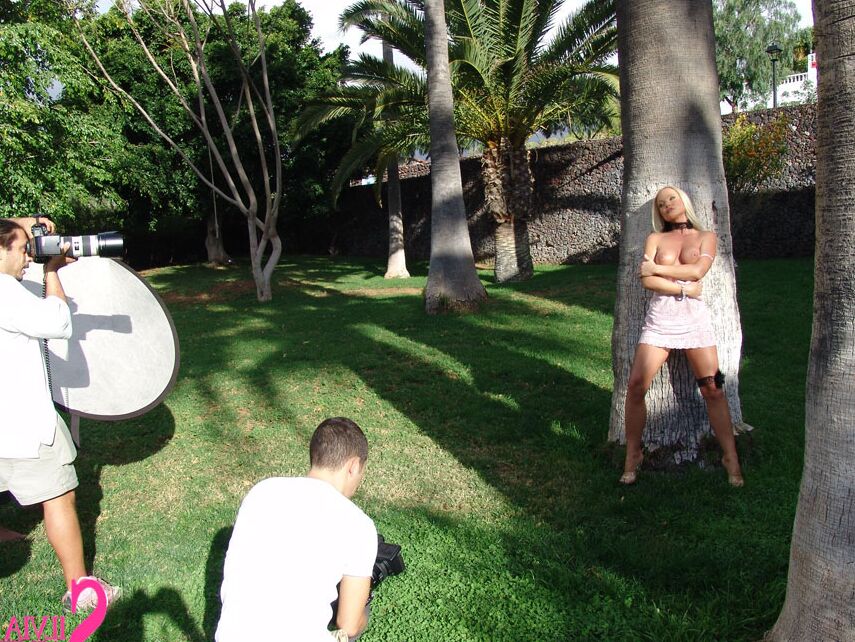 15P Loira sacanagem MILF Silvia Saint é filmada em todos os lugares com seus peitos grandes à mostra