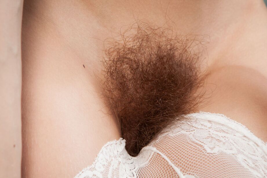 16P Dennie exhibe su sensualidad y su tupido coño
