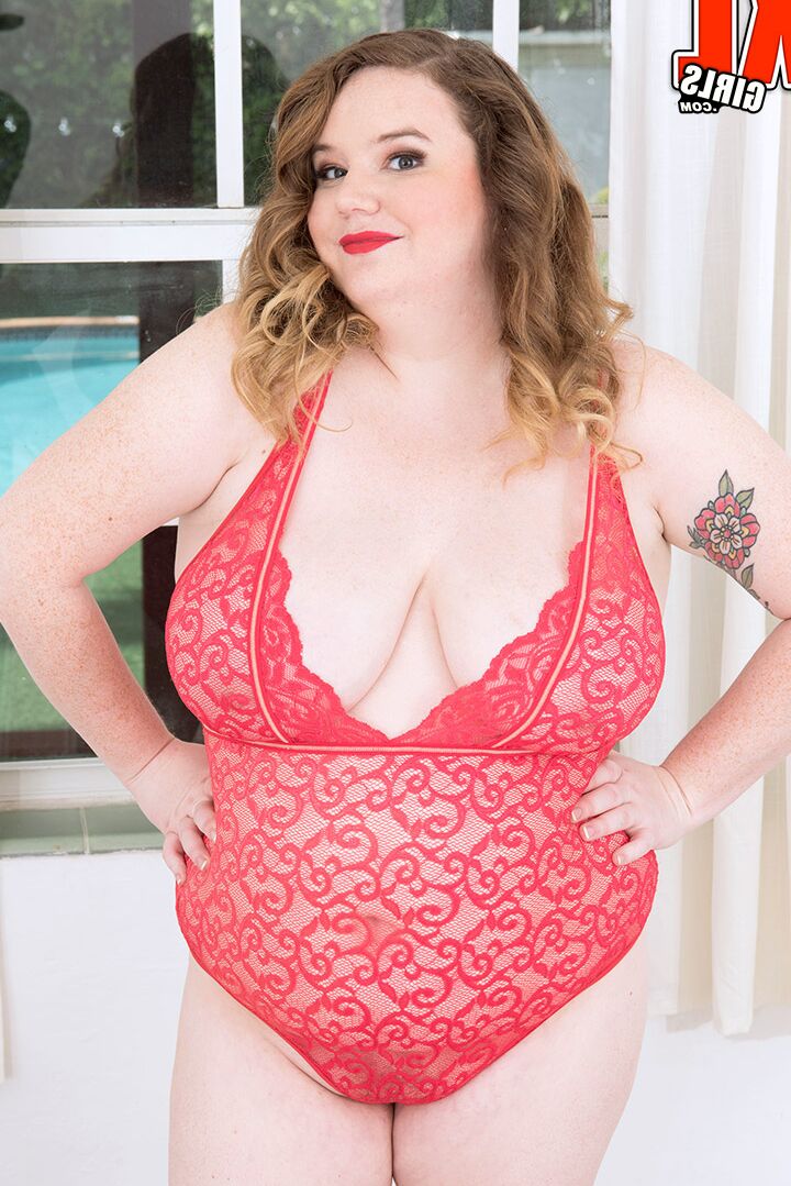 17P Lusty adolescente BBW Cosmia tira a lingerie e fica suja