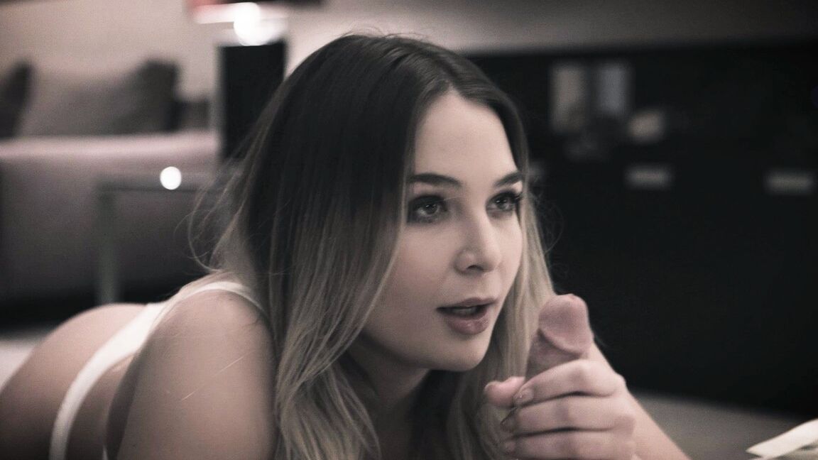 15P A adolescente gostosa Blair Williams seduz o meio-irmão de sutiã e calcinha